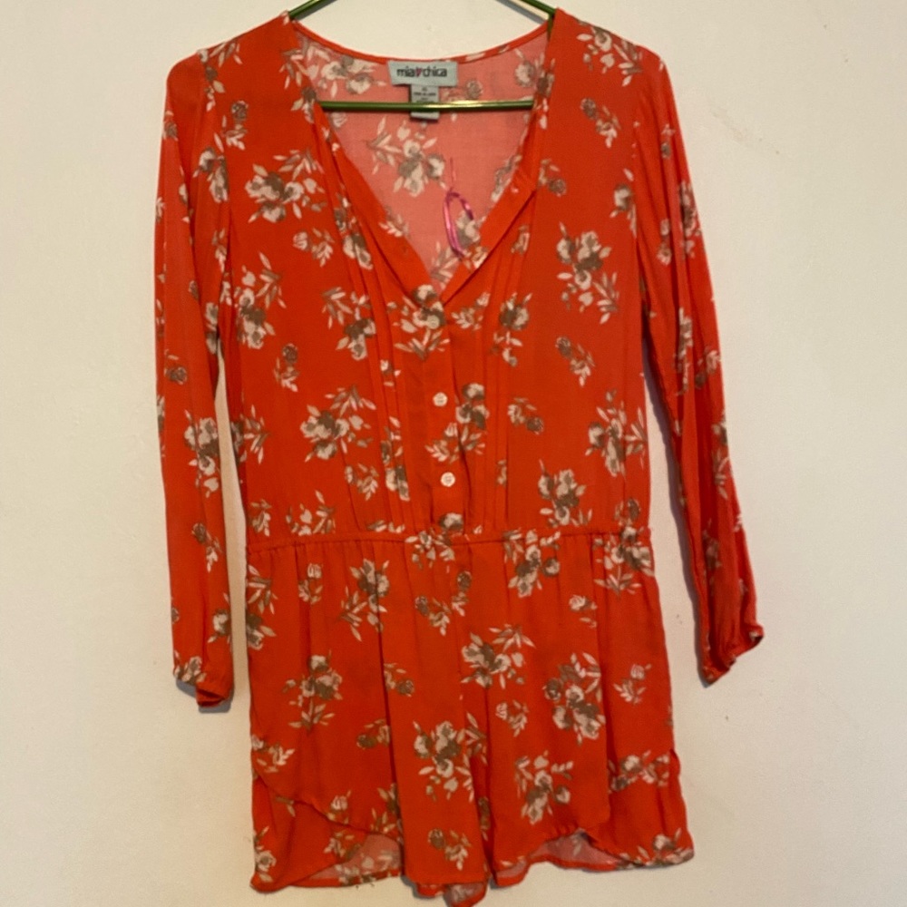 The color is like hot pink!! But as I was taking the pic it turns red/orangish